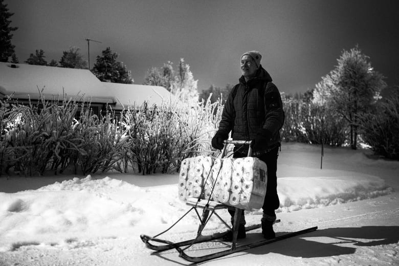 Lappland ist ein Kulturraum jenseits nationaler Grenzen. Deshalb ist es nicht ungewöhnlich, dass Kenneth, der eigentlich aus finnisch Lappland stammt, seit vielen Jahren in Schweden lebt. Als ich ihn auf seinen beeindruckenden Großeinkauf im örtlichen Supermarkt ansprach, antwortete er nur: „Ich habe eine Frau zu Hause…“