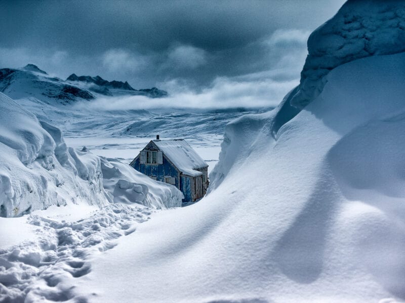 Tief verschneites Dorf am Rand des grönländischen Eispanzers - Ostgrönland